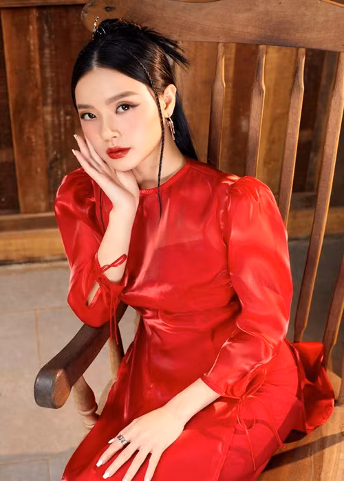 Khi còn là sinh viên, có một học kỳ, Midu bị điểm rất thấp, trong đó có cả 1, 3, 4. Giải thích vể bảng điểm này, Midu cho biết đó là bảng điểm ghi lại kết quả năm học 2008-2009 tại trường Đại học Kiến trúc TP.HCM. Thời gian đó, Midu đóng “Những thiên thần áo trắng” bởi vậy cô học một cách đối phó. Vì ôm đồm, có những hôm có cảnh quay quan trọng mà lại trùng với lịch thi, Midu đến lớp điểm danh rồi nộp giấy trắng để đủ điều kiện thi lần 2. Với Midu, đó là một năm học trôi qua trong mệt mỏi, áp lực. Sau này, người đẹp tập trung học tập nên tốt nghiệp với điểm số cao.