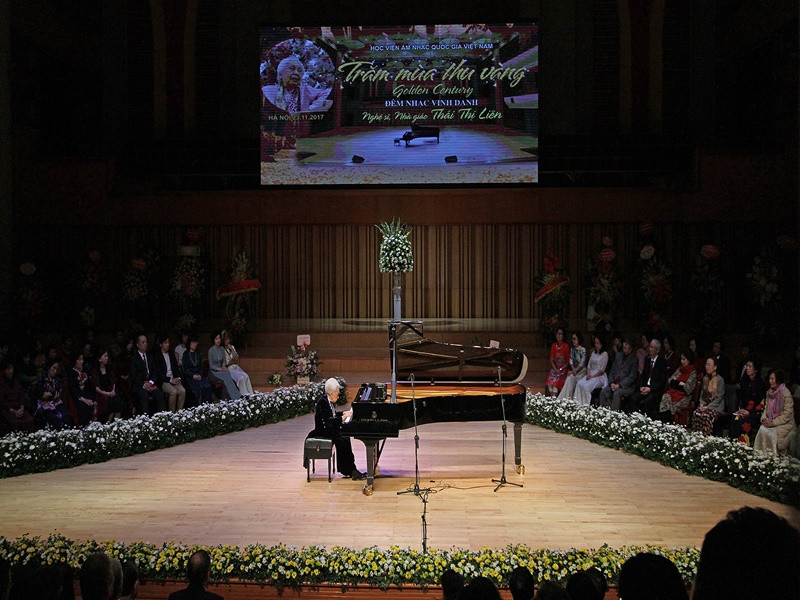 Năm 1946, bà thi đỗ Nhạc viện Paris và sang Pháp du học. Năm 1948, bà Liên theo chồng - ông Trần Ngọc Danh chuyển đến sống tại Praha (Tiệp Khắc cũ) và trở thành người Việt Nam đầu tiên có bằng đại học tại Nhạc viện danh tiếng Praha. Năm 1951, bà cùng chồng về Việt Nam. Không lâu sau, ông Trần Ngọc Danh qua đời. Sau này, bà tái hôn với nhạc sĩ Đặng Đình Hưng. Ảnh: Vietnamnet