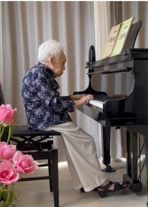 PGS.TS Lê Tuấn Anh - Giám đốc Học viện Âm nhạc chia sẻ trên Dân Việt: "Khi trường Âm nhạc Việt Nam được thành lập thì tất cả xuất phát từ con số 0, với một người tốt nghiệp từ Tiệp Khắc trở về, bằng tâm huyết, bằng tình yêu, bằng sự đam mê của mình, NSND Thái Thị Liên đã tự tay biên soạn ra bộ giáo trình để dạy piano. Đây là sách dạy đàn piano đầu tiên dành cho sinh viên trường Âm nhạc Việt Nam thời bấy giờ. Trong giáo trình này có điểm rất đặc biệt là NSND Thái Thị Liên đã đưa đến 60% lượng các bài chuyển thể từ cả làn điệu dân ca, lấy yếu tố dân tộc để đưa vào giảng dạy piano chuyên nghiệp". Ảnh: Tiền Phong