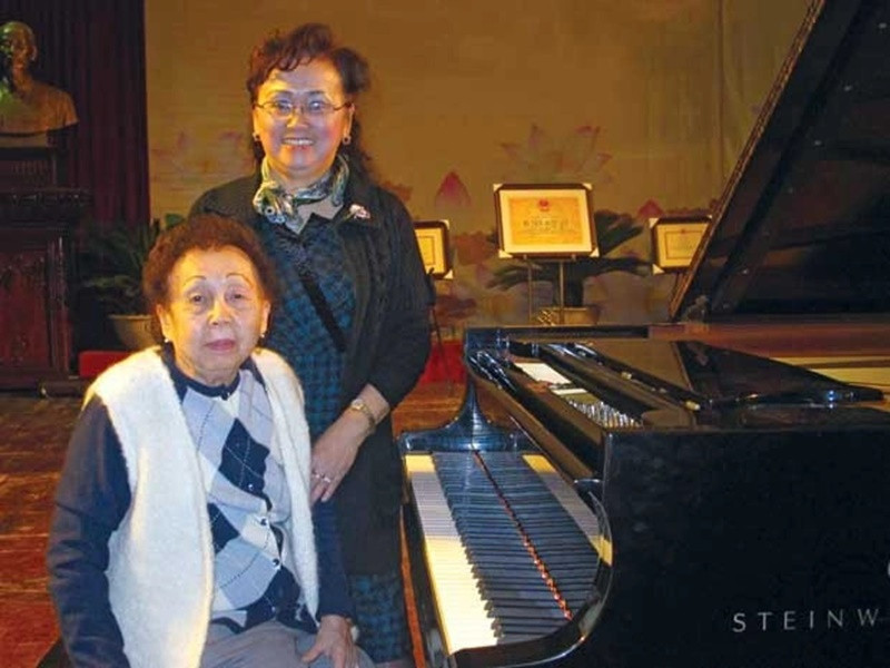 Khi tuổi ngoài 100, NSND Thái Thị Liên vẫn gắn bó với cây dương cầm. Hàng ngày, bà dành 2 tiếng để luyện đàn hoặc dạy các cháu học. Ảnh: Dân Việt