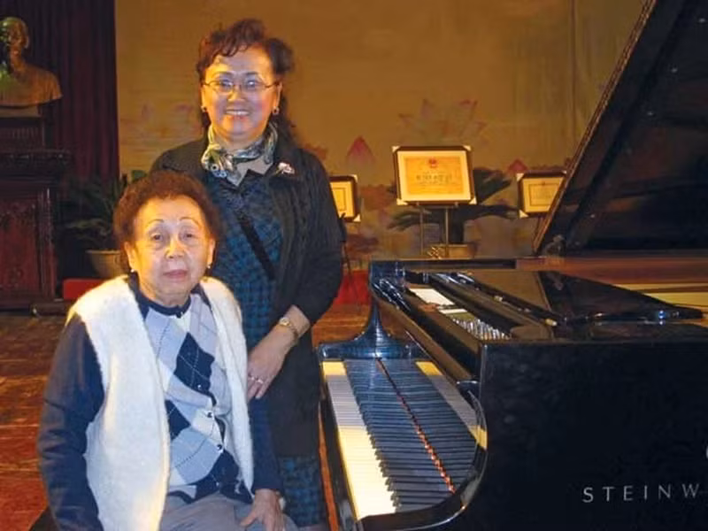 Khi tuổi ngoài 100, NSND Thái Thị Liên vẫn gắn bó với cây dương cầm. Hàng ngày, bà dành 2 tiếng để luyện đàn hoặc dạy các cháu học. Ảnh: Dân Việt