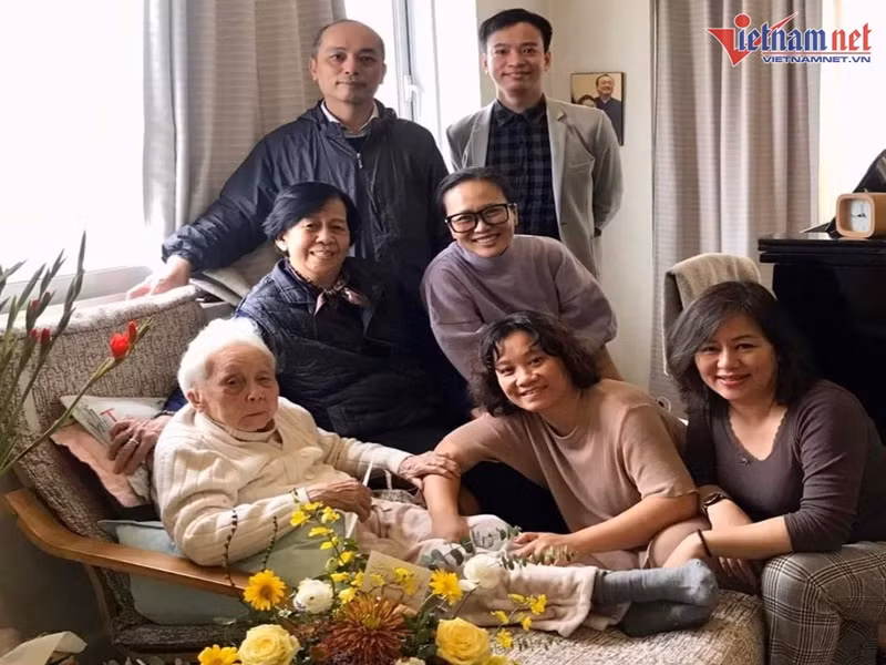 Bà Nguyễn Thị Phương Chi (nguyên giảng viên Học viện Âm nhạc quốc gia - hàng giữa, bên trái) - một trong những học trò piano lứa đầu tiên của nghệ sĩ Thái Thị Liên, chia sẻ trên Vietnamnet: “Trong quá trình dạy học, cô rất nghiêm khắc và có thể nói “không cho qua” bất cứ một lỗi nào. Những lỗi nhỏ của học trò, cô đều nắn chỉnh chỉn chu. Cô làm việc rất nghiêm túc, khoa học, luôn lên lớp đúng giờ, quan hệ cô trò có trên dưới rõ ràng. Cô rất nhiệt huyết, luôn muốn truyền đạt hết phần kinh nghiệm, kiến thức, chuyên môn của mình cho học trò và luôn được các chuyên gia nước ngoài kính nể”. Ảnh: Vietnamnet