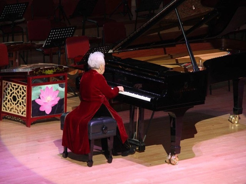 Tháng 11/1956, bà cùng một số nhạc sĩ nổi tiếng như nhạc sĩ Tạ Phước, Lê Yên, Tô Vũ, Vũ Tuấn Đức, Doãn Mẫn, Lều Thọ Hợp thành lập Trường Âm nhạc Việt Nam (tiền thân của Học viện Âm nhạc Quốc gia Việt Nam). Ảnh: Dân Việt