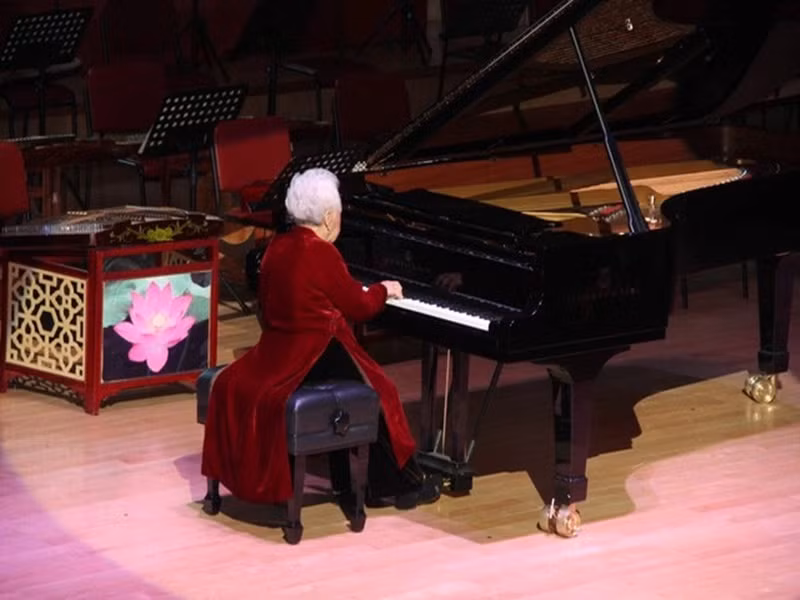 Tháng 11/1956, bà cùng một số nhạc sĩ nổi tiếng như nhạc sĩ Tạ Phước, Lê Yên, Tô Vũ, Vũ Tuấn Đức, Doãn Mẫn, Lều Thọ Hợp thành lập Trường Âm nhạc Việt Nam (tiền thân của Học viện Âm nhạc Quốc gia Việt Nam). Ảnh: Dân Việt