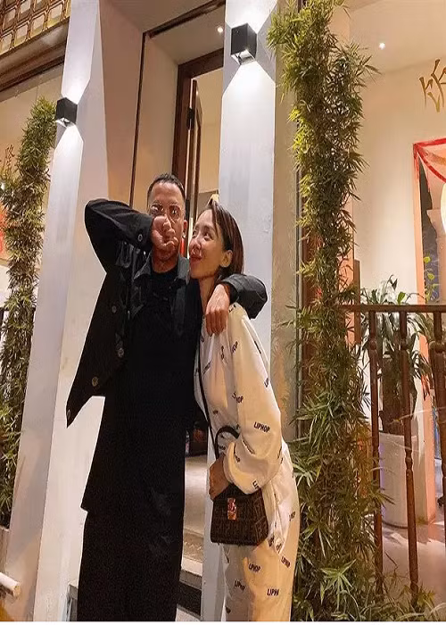 Trong cuộc phỏng vấn với VOV, Tóc Tiên chia sẻ một ngày của hai vợ chồng nếu không đi diễn, thu âm: “Uống cà phê sáng ở nhà cùng nhau, cùng dùng bữa, cùng tập gym trong phòng tập và chơi đùa với 3 “đứa con” - Pate, Bơ và Bánh Mì. Cuối tuần, cả hai gặp gỡ bạn bè, thỉnh thoảng sẽ đi du lịch”. Ảnh: Vietnamnet