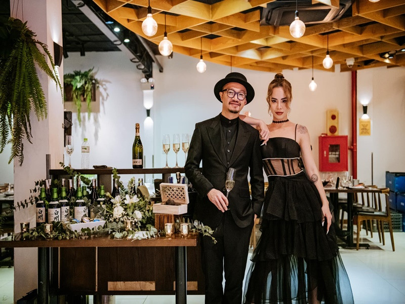 Hà Lê thừa nhận, anh luôn nhường nhịn vợ kém tuổi. Ảnh: FBNV