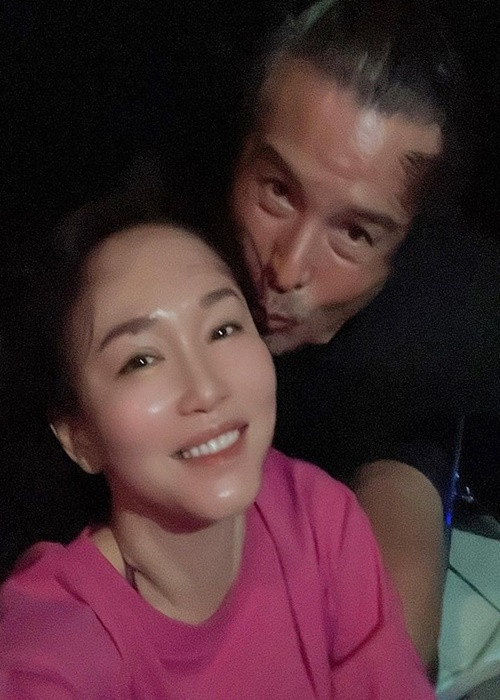 Bên nhau nhiều năm, Phạm Văn Phương và Lý Minh Thuận vẫn tình tứ như ngày mới yêu. Ảnh: Instagram