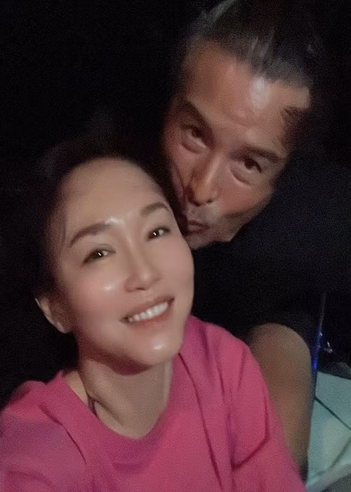 Bên nhau nhiều năm, Phạm Văn Phương và Lý Minh Thuận vẫn tình tứ như ngày mới yêu. Ảnh: Instagram