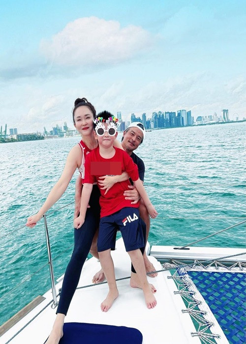 Hai vợ chồng Phạm Văn Phương thường xuyên đi du lịch cùng con trai. Ảnh: Instagram