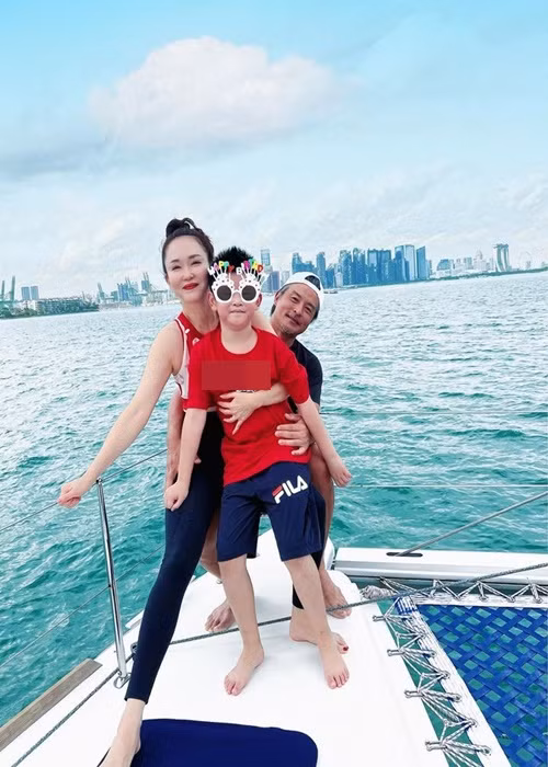 Hai vợ chồng Phạm Văn Phương thường xuyên đi du lịch cùng con trai. Ảnh: Instagram