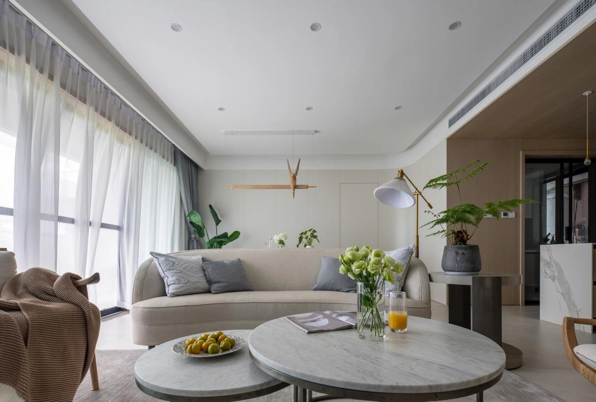 Với nền tường trắng, bộ bàn ăn bằng đá cẩm thạch kết hợp với ghế gỗ ấm áp trông vô cùng hài hòa khi được đặt tại không gian phòng ăn này. Không chỉ là nơi cả gia đình dùng bữa, đây còn còn là chỗ dựa giao lưu tình cảm giữa các thành viên.