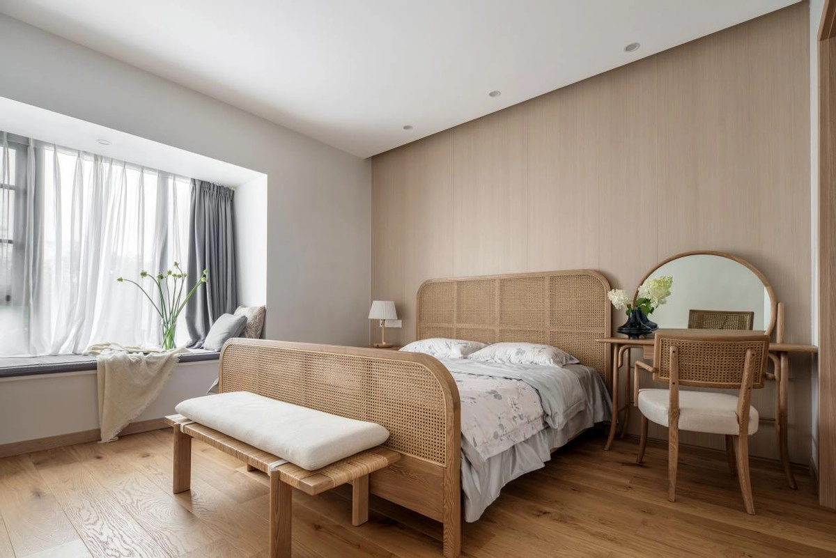 Bên trong phòng ngủ, gia chủ còn thiết kế thêm một góc nghỉ ngơi bên cửa sổ. Đây là nơi thích hợp để 2 vợ chồng có những phút giây thư giãn cá nhân, đọc sách hoặc chơi cờ cùng nhau.