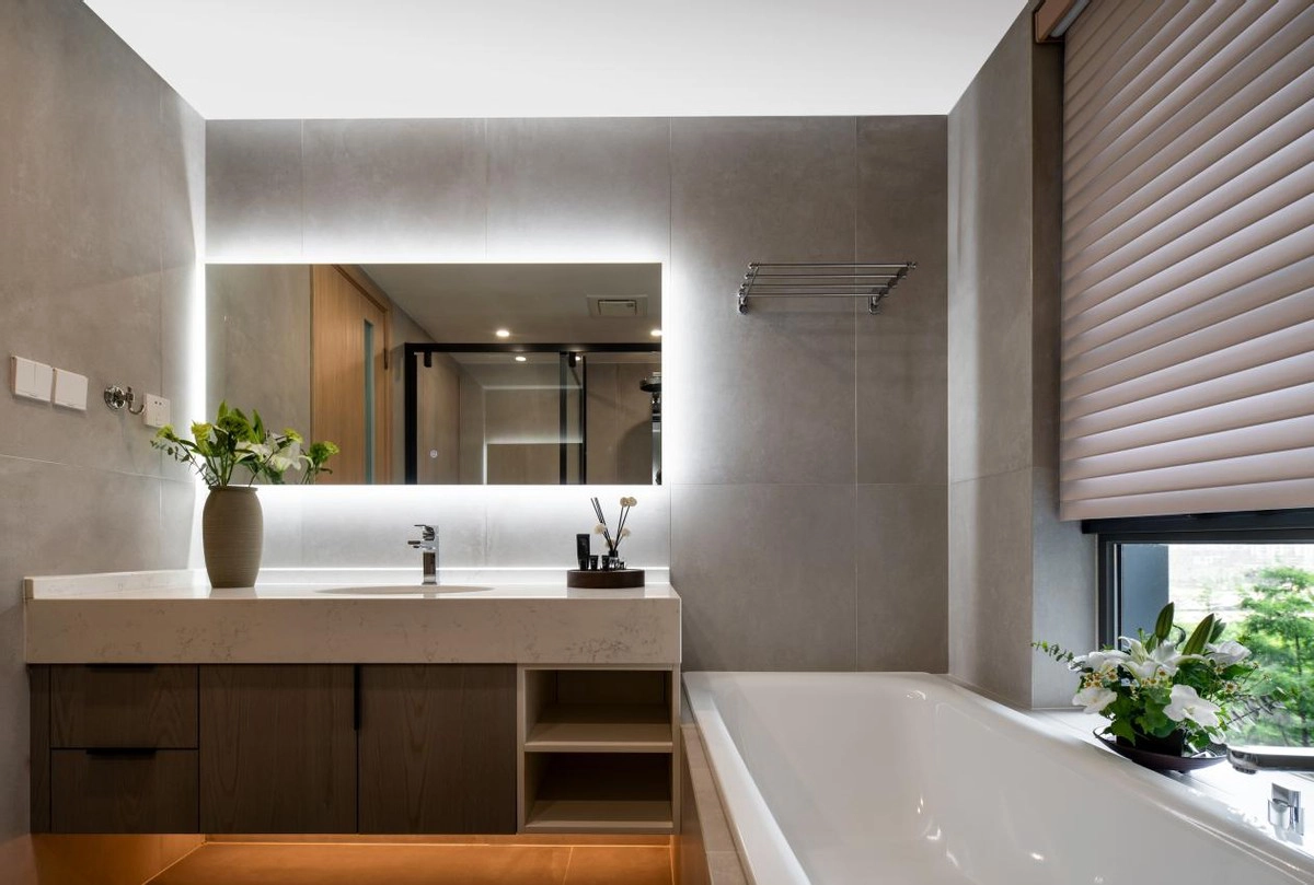 Phòng tắm trong phòng ngủ chính có phong cách thiết kế hiện đại, dễ làm sạch. Dù diện tích không lớn nhưng vẫn có thể đáp ứng tốt nhu cầu sử dụng hàng ngày của cả 2 vợ chồng.