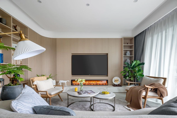 Có được một không gian sống thoải mái, đầy đủ tiện nghi là mong muốn của rất nhiều người, nhất là với những gia đình đông thành viên sống tại thành phố. Hãy cùng nhau tham khảo cách thiết kế khéo léo để đảm bảo đáp ứng nhu cầu sinh hoạt thoải mái của một gia đình họ Trương với 5 thành viên bên trong căn hộ 153m² ở Quảng Châu (Trung Quốc) này thôi nào.Thiết kế tích hợp phòng khách - phòng ăn giúp không gian thông suốt, rộng rãi. Cùng với đó, cửa kính lớn đã tạo ra một khu vực sinh hoạt chung sáng sủa cho gia đình.