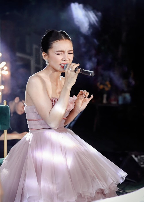 Tú Tri sinh năm 1999, được cộng đồng mạng ưu ái gọi là "hot girl ca cổ" khi thường đăng các video hát cải lương trên mạng xã hội. Năm 2018, cô đoạt giải á quân Solo cùng Bolero. Ảnh: FBNV