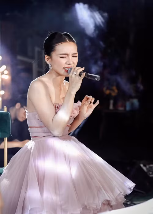 Tú Tri sinh năm 1999, được cộng đồng mạng ưu ái gọi là "hot girl ca cổ" khi thường đăng các video hát cải lương trên mạng xã hội. Năm 2018, cô đoạt giải á quân Solo cùng Bolero. Ảnh: FBNV