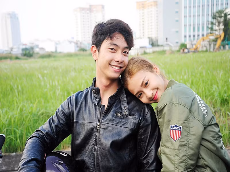 Ngoài Thanh Sơn, Khả Ngân từng được ghép cặp với nhiều nam diễn viên. Võ Đình Hiếu là một trong số đó. Đình Hiếu và Khả Ngân hợp tác trong phim điện ảnh “Lật mặt 2”. Ảnh: VTC