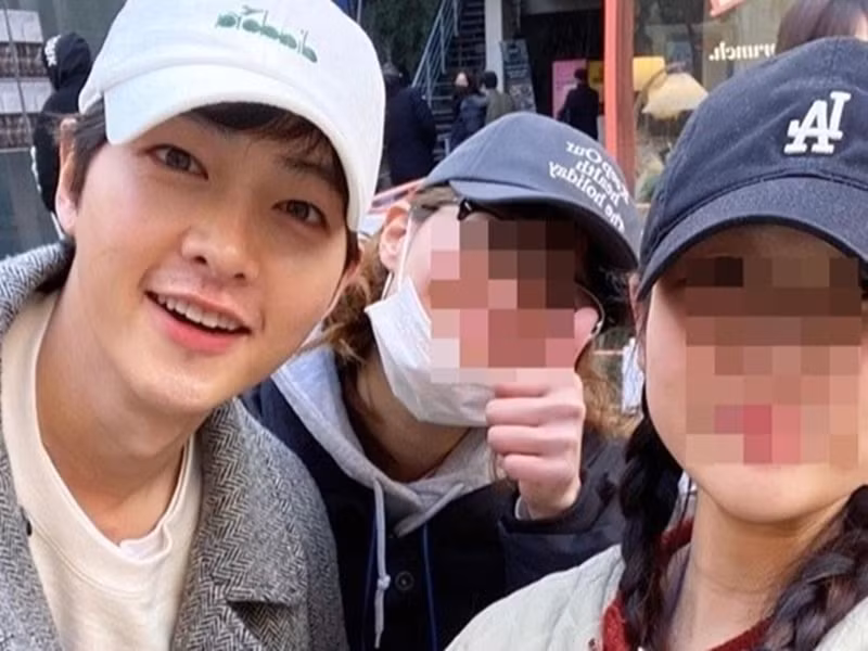 Sau thông tin kết hôn lần 2, Song Joong Ki gây chú ý khi tới xem vở kịch của một người bạn thân. Ảnh: Zing