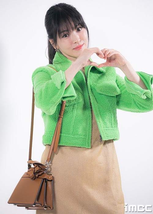 Trên thảm đỏ, Song Hye Kyo "thả tim". Ảnh: IMBC