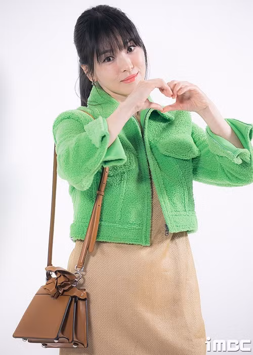 Trên thảm đỏ, Song Hye Kyo "thả tim". Ảnh: IMBC