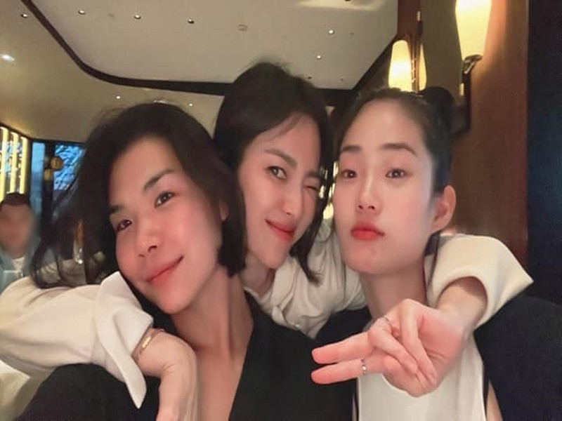 Nữ diễn viên vui vẻ bên bạn bè khi ở nước ngoài. Ảnh: Instagram