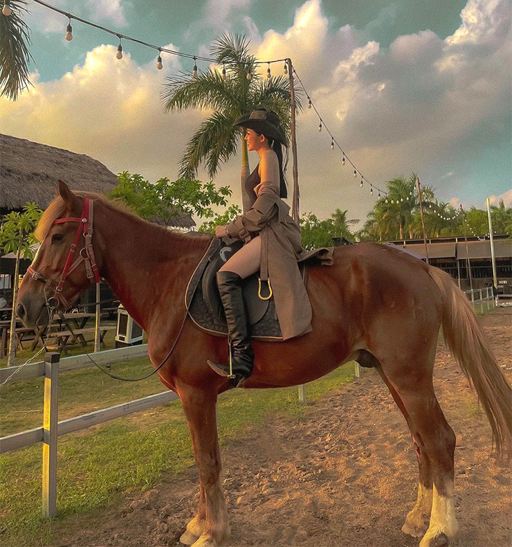 Cô nàng thường xuyên đăng tải, chia sẻ cảm giác phấn khích mỗi khi đi tập trong sự ngưỡng mộ của bạn bè.