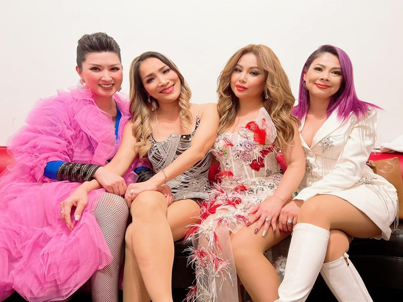 Giọng ca "Mắt nai cha cha cha" mặc gợi cảm giống các nữ đồng nghiệp cùng thời.