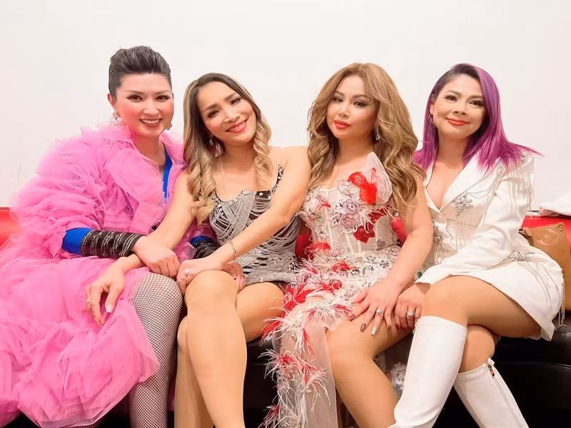 Giọng ca "Mắt nai cha cha cha" mặc gợi cảm giống các nữ đồng nghiệp cùng thời.