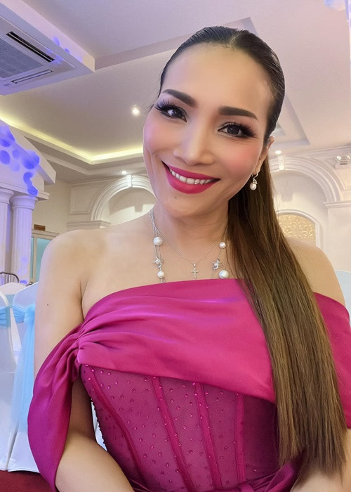 Khi trang điểm kỹ lưỡng, bà mẹ ba con xinh đẹp mặn mà.