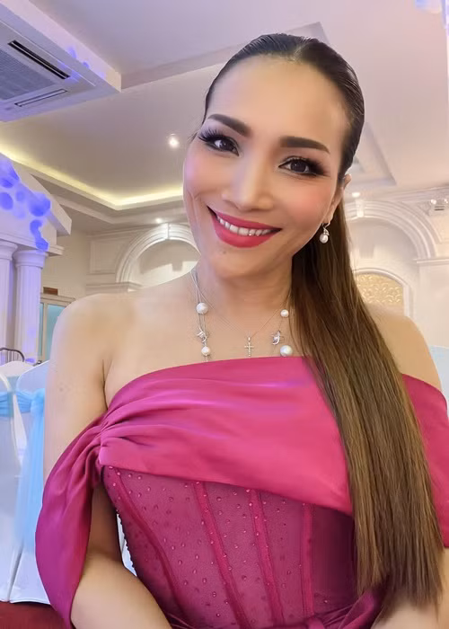 Khi trang điểm kỹ lưỡng, bà mẹ ba con xinh đẹp mặn mà.