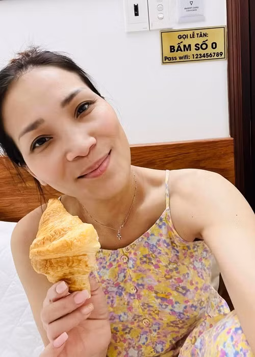 Gương mặt mộc của Hồng Ngọc đầy rạng rỡ, ít khuyết điểm khiến nhiều người phải ghen tỵ.