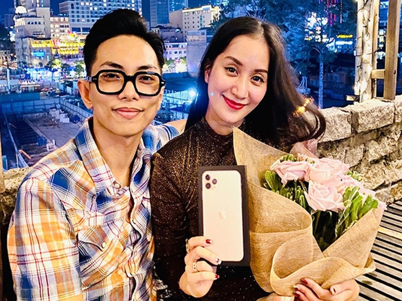 Valentine 2020, Khánh Thi được Phan Hiển tặng điện thoại, váy áo, túi xách, mắt kính trị giá trăm triệu. Ảnh: Zing