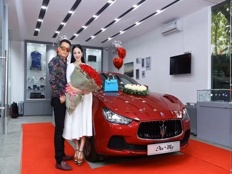 Valentine 2018, Hoa hậu Thế giới người Việt 2017 Hạ My được chồng tặng xe hơi 7 tỷ đồng. Ảnh: Khám phá