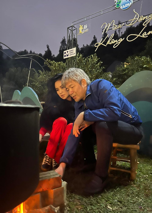 Cặp đôi bên nhau không rời ở đời thường.