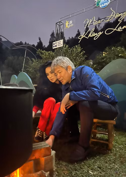 Cặp đôi bên nhau không rời ở đời thường.