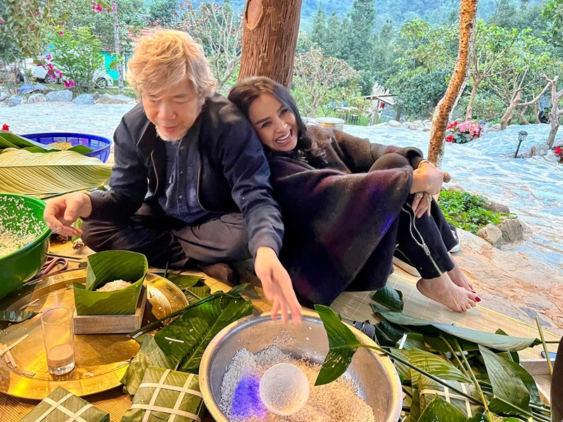 Thanh Lam tựa vào vai bác sĩ Tiến Hùng trong lúc vị bác sĩ này gói bánh chưng.