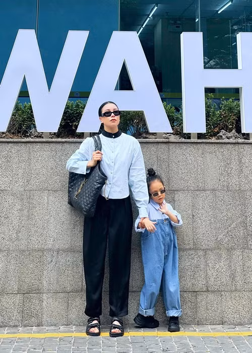 Trà Ngọc Hằng tự tay chăm sóc con gái từ bữa ăn đến giấc ngủ.