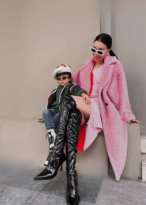 Bé Sophia được khen có thần thái chuyên nghiệp khi làm người mẫu.