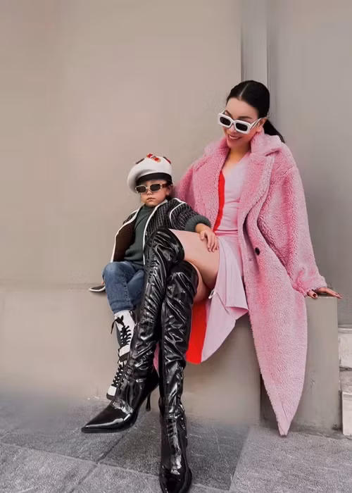 Bé Sophia được khen có thần thái chuyên nghiệp khi làm người mẫu.