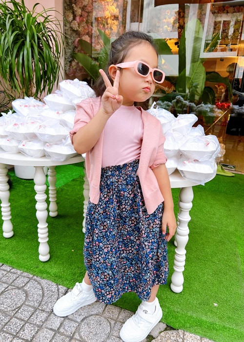 Trà Ngọc Hằng chia sẻ, bé Sophia học giỏi, ngoan ngoãn, vẽ đẹp, trượt patin hay, chơi đàn hay, rất yêu mẹ, biết lắng nghe chia sẻ, có tấm lòng nhân từ và vị tha.