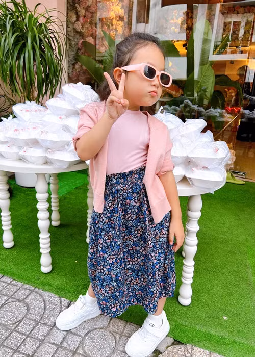 Trà Ngọc Hằng chia sẻ, bé Sophia học giỏi, ngoan ngoãn, vẽ đẹp, trượt patin hay, chơi đàn hay, rất yêu mẹ, biết lắng nghe chia sẻ, có tấm lòng nhân từ và vị tha.