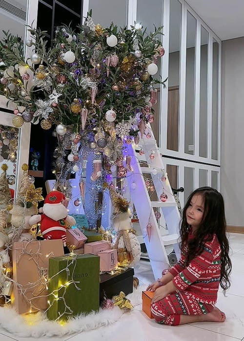 Con gái Trà Ngọc Hằng thừa hưởng nhiều nét đẹp của mẹ như làn da trắng, đôi mắt to tròn, nụ cười tươi tắn.