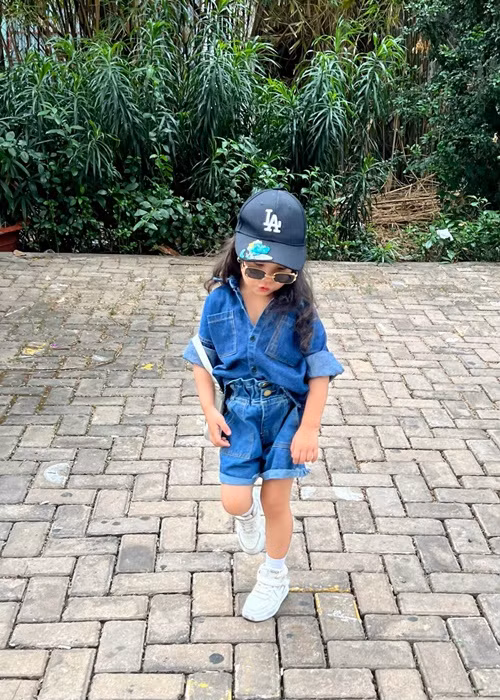 Trà Ngọc Hằng cho biết, trang phục của con gái là đồ của cửa hàng thời trang do cô làm chủ và dùng để chụp ảnh chứ không phải là hàng hiệu đắt đỏ.