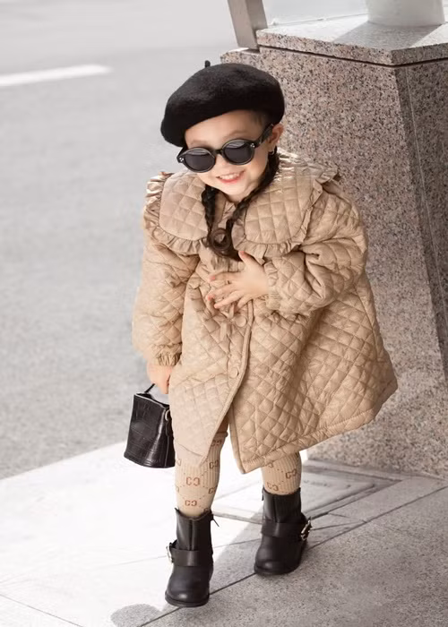 Bé Sophia được mẹ cho ăn mặc thời thượng ngay từ khi còn nhỏ.