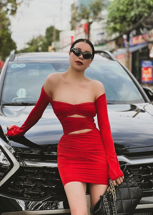 Chân dài luôn muốn con trải qua tuổi thơ bình yên, đẹp nhất có thể. "Dù công việc có vất vả, cuộc sống của Hằng có nhiều muộn phiền lo toan, đi về nhà chơi với con thì Hằng sẽ để hết mọi thứ qua một bên", người mẫu Trà Ngọc Hằng tâm sự.