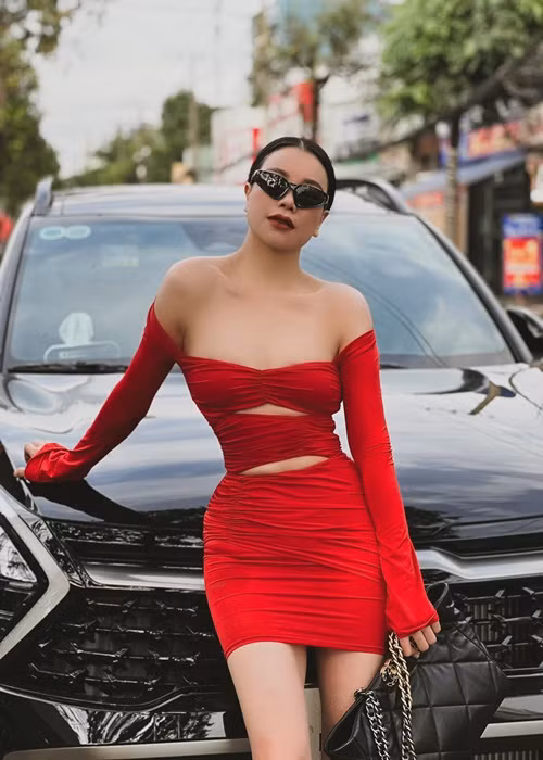 Chân dài luôn muốn con trải qua tuổi thơ bình yên, đẹp nhất có thể. "Dù công việc có vất vả, cuộc sống của Hằng có nhiều muộn phiền lo toan, đi về nhà chơi với con thì Hằng sẽ để hết mọi thứ qua một bên", người mẫu Trà Ngọc Hằng tâm sự.