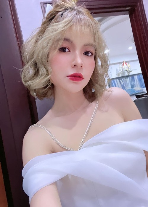 Thảo Vy sở hữu gương mặt khá xinh cùng vóc dáng thon gọn.