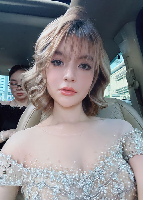 Bà xã Mạc Văn Khoa ngày càng đẹp mặn mà sau khi sinh con gái đầu lòng.