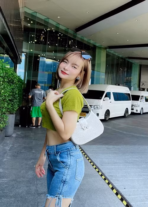 "Khi Khoa đi đóng bộ phim đầu tiên và được nhiều người biết đến, tôi bắt đầu gặp nhiều áp lực. Nhiều người vào Facebook nhắn tin gièm pha, nói tôi mê tiền mới "bu" vào Mạc Văn Khoa, chồng có tiền nên mới đi sửa sắc đẹp… Tất cả khiến tôi rất buồn và bật khóc. Nhưng ít ai biết, đến khi làm vợ chồng, tôi mới xài tiền của Khoa, còn trước đó, tôi vẫn đi làm, tự chủ mọi thứ”, Thảo Vy chia sẻ.