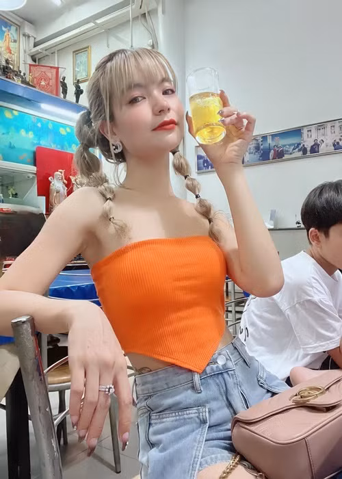 Gắn bó với Mạc Văn Khoa từ những ngày anh còn nghèo khó, Thảo Vy từng bị đồn đoán đến với nam diễn viên hài vì tiền. Trước sự nghi ngờ của một số cư dân mạng, cô lên tiếng.